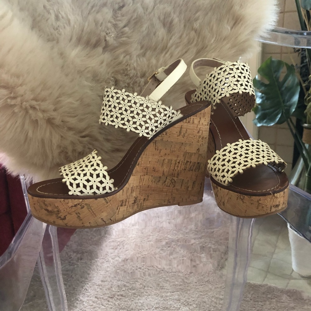 🌻Tory Burch Daisy Perforated Wedge🌻